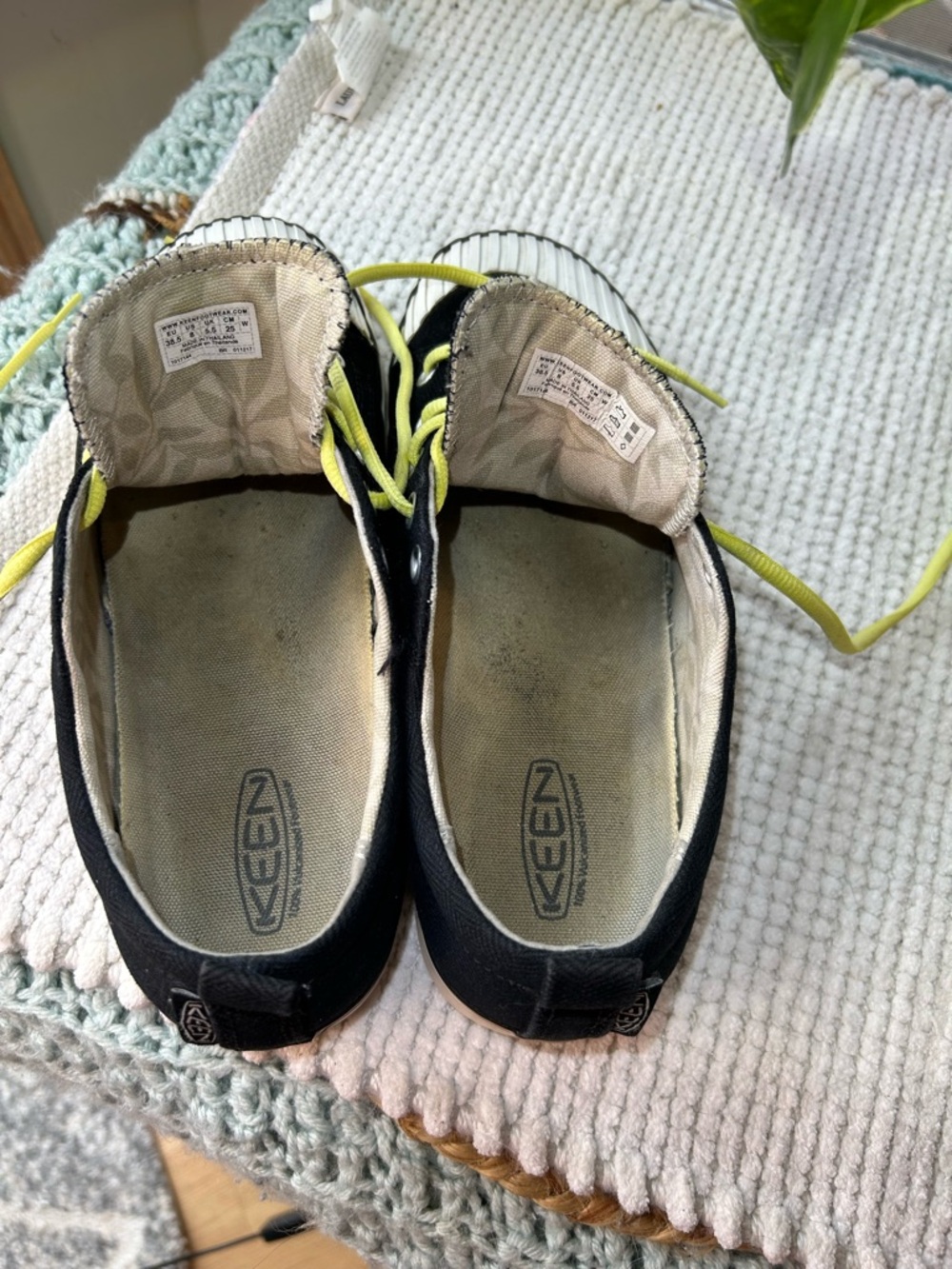 Keen Women’s Black Sneakers with Yellow Laces - Picture 5 of 7